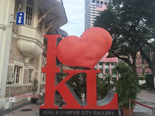 I♡KLモニュメントで写真撮影